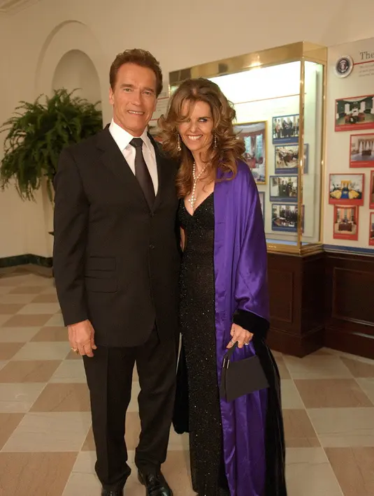 Arnold Schwarzenegger bercerai dengan Maria Shriver usai 25 tahun menikah karena Arnold selinguh di tahun 1997 dengan baby sitter dan miliki anak dengan selingkuhannya. (HollywoodLife)