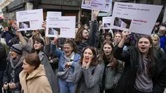 Para mahasiswa meneriakkan slogan-slogan dalam aksi protes mahasiswa di Beograd, Serbia, Rabu, 27 Desember 2023. (AP Photo/Darko Vojinovic)