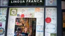 Seniman Amerika, Diana Weymar berpose dekat proyeknya "Tiny Pricks" di toko Lingua Franca, New York City pada 25 Juli 2019. Diana Weymar mengabadikan celotehan Presiden Donald Trump sebagai karya seni dan juga menjadikannya sebagai pajangan di sebuah pameran. (EDUARDO MUNOZ ALVAREZ / AFP)