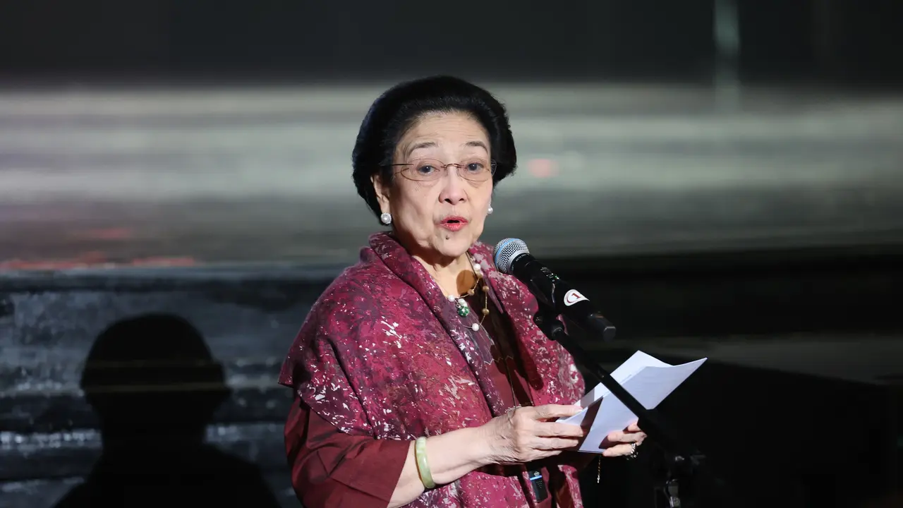 Presiden kelima Republik Indonesia sekaligus Ketua Umum PDI Perjuangan Megawati Soekarnoputri berpidato dalam acara pertunjukan teater musik Imam Al-Bukhari dan Soekarno di Gedung Kesenian Jakarta.