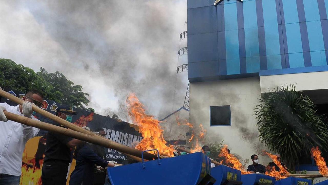 Direktorat Jenderal Bea Cukai (DJBC) Bekasi memusnahkan barang ilegal senilai miliaran rupiah di Kantor Bea Cuka Bekasi, Jawa Barat, Rabu (6/12/). Barang yang dimusnahkan adalah Barang yang Menjadi Milik Negara (BMN) berupa Barang Kena Cukai (BKC) Hasil T