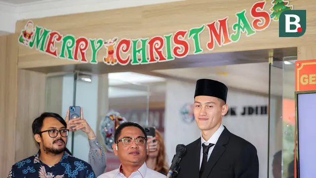 Foto: Momen Jay Idzes Resmi Jadi Warga Negara Indonesia, Bawa Sang Kekasih saat Pengambilan Sumpah