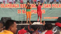 Dua instruktur senam memberikan arahan kepada para peserta senam untuk mengikuti gerakannya, Lapangan Utama Mako Kopassus, Cijantung, Jakarta, Jumat (21/11/2014). (Liputan6.com/Herman Zakharia)