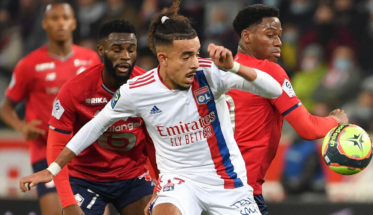 Malo Gusto. Bek kanan Prancis milik Olympique Lyon ini baru saja didapatkan oleh Chelsea pada 29 Januari 2023 dengan nilai transfer sebesar 30 juta euro atau setara Rp488 miliar. Namun sang pemain masih akan membela Olympique Lyon berstatus pinjaman dari Chelsea hingga akhir musim 2022/2023 dan baru akan memperkuat Chelsea pada awal musim 2023/2024. (AFP/Denis Charlet)