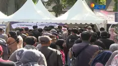 Warga Cimahi, Jawa Barat, serbu jasa penukaran uang yang disediakan Bank Indonesia di Taman Alun-alun Kota Cimahi.