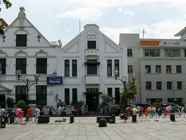 Sepeda onthel terparkir di depan Museum Wayang yang terletak di kawasan Kota Tua, Jakarta, Jumat (4/3). Pemprov DKI akan segera melakukan revitalisasi kawasan Kota Tua dan membutuhkan dana anggaran sebesar Rp 200 miliar. (Liputan6.com/Yoppy Renato)