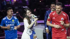 Penyanyi, Via Vallen mengajak pemain Persija Jakarta, Marko Simic dan pemain Persib Bandung, Kim Kurniawan berjoget saat peluncuran Liga 1 2018 di Studio 5 Indosiar, Jakarta, Senin (19/3/2018). (Bola.com/Vitalis Yogi Trisna)