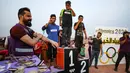 Selain medali, penyelenggara juga menyediakan podium untuk para juara berselebrasi. Dengan diadakannya Olimpiade Tenda ini diharapkan dapat mengurangi trauma yang dialami anak-anak pengungsi. (Foto:AFP/Omar Haj Kadour)