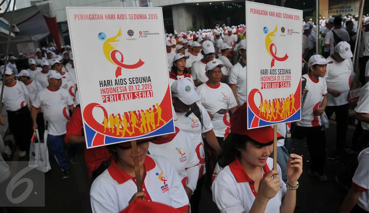 Kemenhub menggelar acara peringatan Hari AIDS Sedunia yang jatuh pada 1 Desember 2015, Jakarta, Minggu (6/12/2015). Peringatan ini diramaikan dengan kegiatan jalan sehat dan sosialisasi di lapangan silang Monas. (Liputan6.com/Gempur M Surya)
