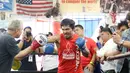 Petinju Filipina, Manny Pacquiao saat sesi latihan jelang pertarungannya melawan juara dunia kelas welter versi WBO, Jessie Vargas di Los Angeles, California, AS (26/10). (Reuters/ Lucy Nicholson)