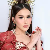 Bukan Ayu Ting Ting namanya kalau nggak tampil totalitas di atas panggung dan layar kaca. [Foto: IG/ayutingting92]