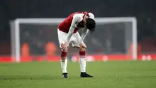 Gelandang Arsenal, Mesut Ozil, tertunduk lesu setelah takluk 1-3 dari Manchester United pada laga pekan ke-15 Premier League 2017-2018 di Emirates Stadium, London, Sabtu (2/12/2017). (AP Photo/Kirsty Wigglesworth)