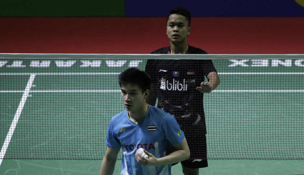 Tunggal putra Indonesia, Anthony Sinisuka Ginting, mengembalikan kok saat melawan tunggal Thailand, Kantaphon Wancharoen, pada Blibli Indonesia Open 2019 di Istora Senayan, Jakarta, Kamis (17/7). Ginting kalah 20-22, 21-11, 20-22. (Bola.com/Yoppy Renato)
