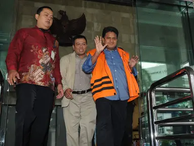 Direktur Utama PT EK Prima Ekspor Indonesia, Rajesh Rajamohanan saat keluar dari Gedung KPK, Jakarta, Jumat (25/11). Rajesh diduga menyuap Kasubdit Ditjen Pajak, Handang Soekarno sebesar 1,9 miliar. (Liputan6.com/Helmi Afandi)