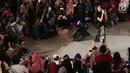 Artis Maudy Ayunda saat menghibur penonton EGTC 2017 di Universitas Gadjah Mada, Yogyakarta, Rabu (1/11). EGTC 2017 berlangsung dua hari pada Selasa 31 Oktober 2017 dan Rabu 1 November 2017. (Liputan6.com/Helmi Afandi)