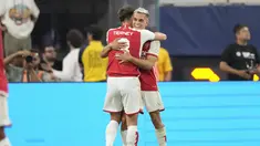 Gelandang Arsenal, Leandro Trossard (kanan) berselebrasi dengan rekannya Kieran Tierney setelah mencetak gol ke gawang Barcelona pada pertandingan uji coba di SoFi Stadium, California, Amerika Serikat, Kamis (27/7/2023) siang WIB. (AP Photo/Ashley Landis)