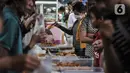Warga saat berburu hidangan berbuka puasa atau takjil di kawasan Karet Tengsin, Tanah Abang, Jakarta Pusat, Minggu (3/4/2022). Berburu takjil merupakan tradisi umat muslim untuk disantap saat berbuka puasa. (merdeka.com/Iqbal S. Nugroho)