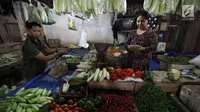 Pedagang melayani pembeli di pasar di Jakarta, Rabu (20/12).  Jelang Natal dan Tahun Baru, harga bahan pokok di Jakarta mulai merangkak naik. Namun, kenaikannya masih belum tinggi hanya berkisar Rp2.000-5.000 per kg. (Liputan6.com/Angga Yuniar)
