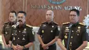 Wakil Jaksa Agung Asep Nana Mulyana didampingi Jaksa Agung Muda Tindak Pidana Khusus (Jampidsus) Kuntadi berbicara kepada pers usai pelantikan di Gedung Kejaksaan Agung, Jumat (24/7/2026). (KLY/ Budy Santoso).