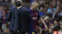 Barcelona terancam tanpa Andres Iniesta saat menjamu Chelsea pada leg 2 babak 16 besar Liga Champions 2017-2018 di Camp Nou, Rabu (14/3/2018). (AFP/Luis Gene)
