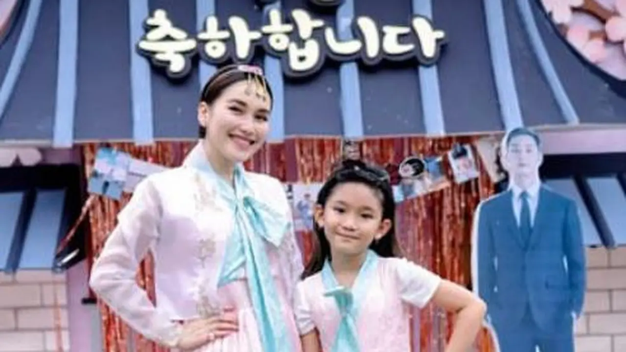 8 Potret Kompak Ayu Ting Ting dan si Bilqis Pakai Baju Kembaran, Bak Pinang Dibelah Dua