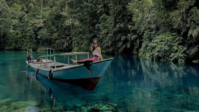 Gaya Zulfa Maharani Pakai Kacamata saat Liburan Makin Keren, Fashion Item Favorit