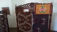 Sebanyak 14 batik asli Puro Pakualaman dipamerkan di Gedung Danawara Ndalem, Puro Pakualaman, Kota Yogyakarta. (Liputan6.com/Yanuar H)