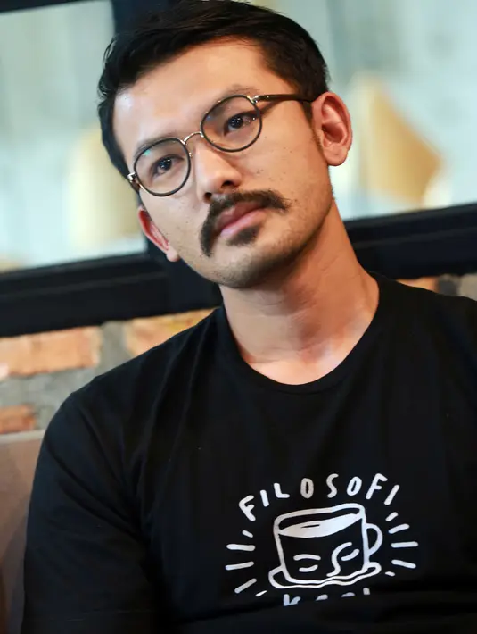 Tidak ada pelajaran khusus yang diambil Rio untuk menggarap kedai kopinya. Suami dari Atiqah Hasiholan ini lebih mengandalkan teknologi internet. (Wimbarsna/Bintang.com)