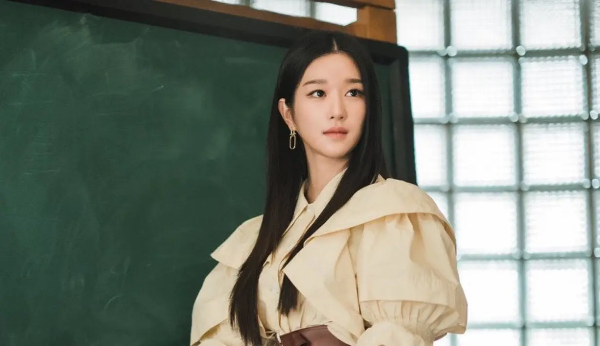 Seo Yea Ji tampil glamor dan monokromatik sebagai Ko Mun Yeong di It's Okay to Not Be Okay. Sesekali ia juga memainkan pola, yang cocok dengan suasana moody-nya. (twitter/jennieeng0705).