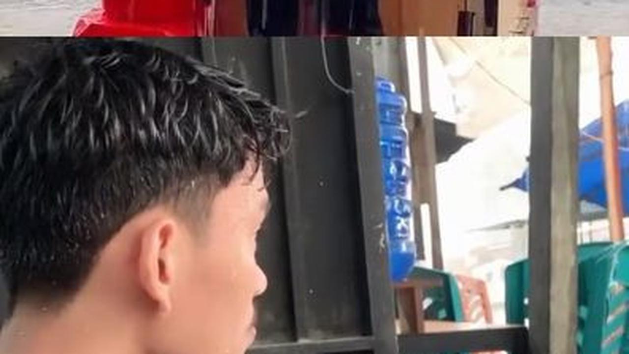 Tetap Dagang Takjil Meski Hujan Deras, Momen Penjual Es Buah Sabar Menanti Pembeli Ini Curi Perhatian