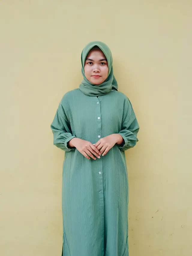 Model Gamis Bahan Crinkle dengan Potongan Loose Casual