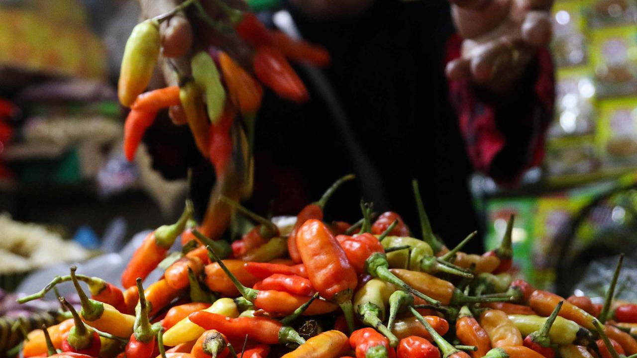 "Untuk cabai rawit dari semula harganya Rp30.000 per kilogram kini naik menjadi Rp60.000 per kilogram," katanya.<br>