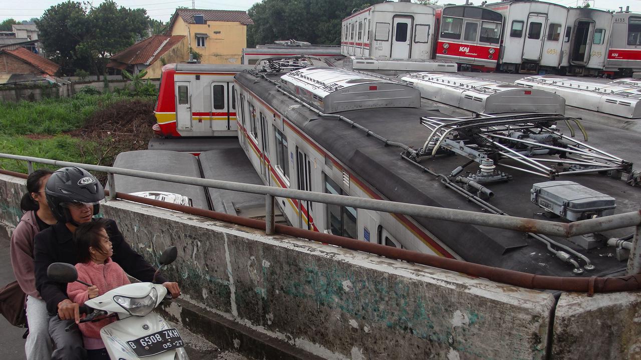 FOTO: Gerbong KRL Tak Terpakai Bertumpuk di Depok Picu Rasa Penasaran Warga