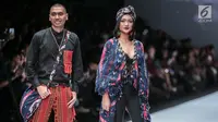 Musisi Rayi RAN dan Marion Jola mengenakan busana rancangan Anne Avantie yang bertajuk Badai Pasti Berlalu pada perhelatan Jakarta Fashion Week 2019 di Senayan City, Selasa (23/10). (Liputan6.com/Faizal Fanani)