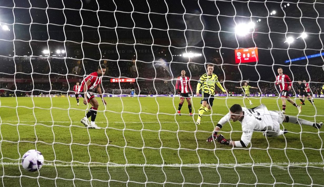 Pemain Arsenal, Martin Odegaard, mencetak gol ke gawang Sheffield United pada laga pekan 27 Premier League 2023/2024 yang dihelat di Bramall Lane, Selasa (5/3/2024). The Gunners (Nick Potts/PA via AP)