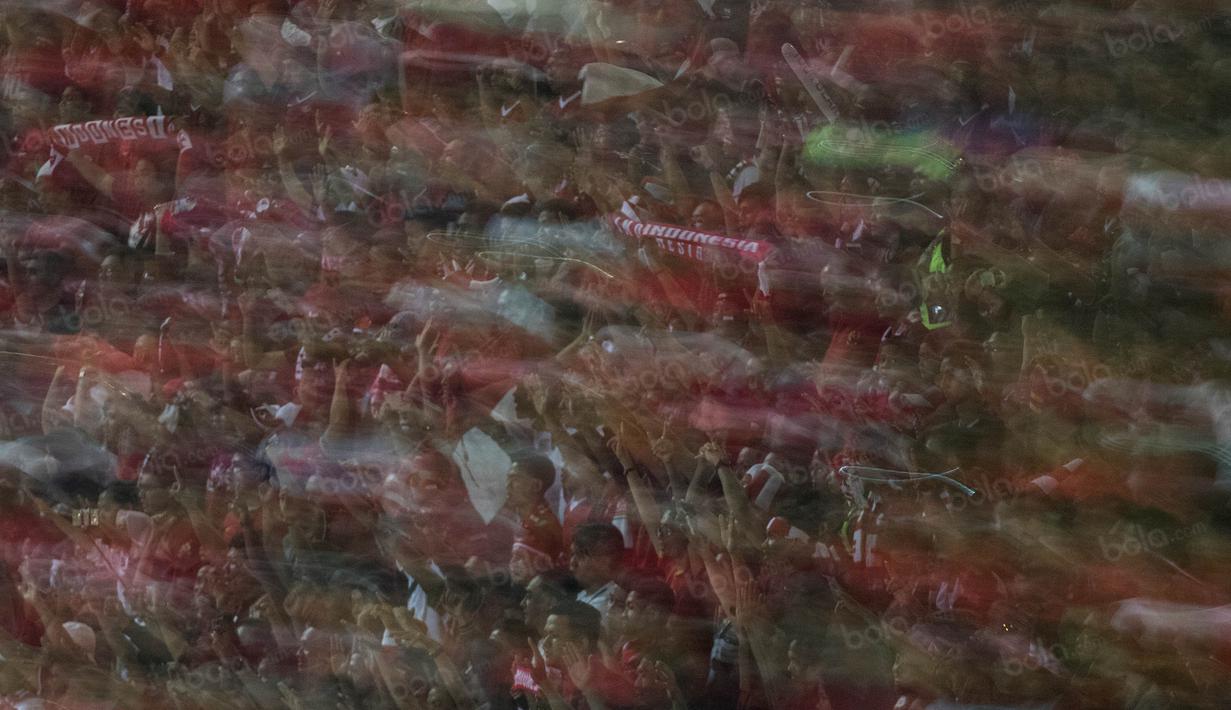 Puluhan ribu suporter Timnas Indonesia menyaksikan laga semifinal Piala AFF 2016 melawan Vietnam di Stadion Pakansari, Jawa Barat, Sabtu (3/12/2016). (Bola.com/Vitalis Yogi Trisna)