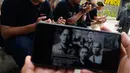 Sejumlah wartawan mengikuti doa bersama untuk mendoakan keselamatan lima jurnalis yang hilang kontak saat menjalankan tugas jurnalistik dalam peliputan erupsi Gunung Anak Krakatau di Depok, Jawa Barat, Kamis (10/9/2026). (KLY/Budy Santoso)
