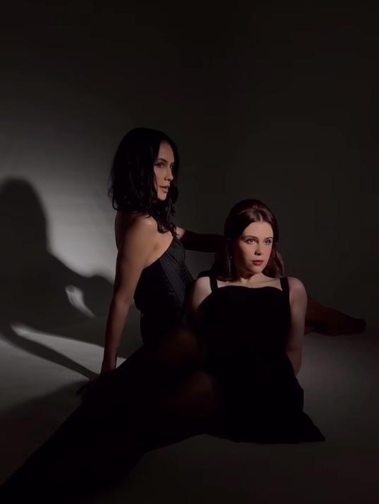 Mulai disebut Mirip Lana Del Rey hingga berbakat jadi model, Manuella Aziza terlihat percaya diri berpose di depan kamera. (Liputan6.com/IG/@sophia_latjuba88)