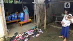 Seorang ibu melihat aktivitas belajar mengajar di Pendidikan Usia Dini (PAUD) Pelopor di Desa Cibeuteung, Ciseeng, Bogor, Rabu (19/2/2020). Sudah sejak 2009, PAUD yang memiliki 30 murid ini belajar pada bangunan sederhana menumpang di tanah milik orang lain. (merdeka.com/Arie Basuki)