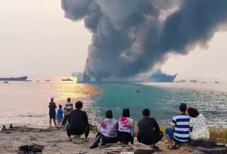 Kebakaran melanda Kapal Motor Penyeberangan (KMP) Batumandi di perairan Selat Sunda, Selasa (20/10/2026) sore.