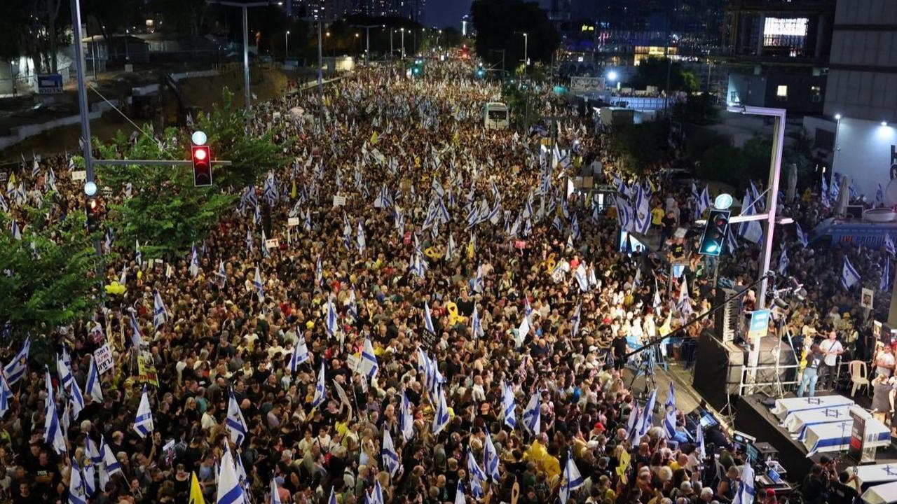 Menurut laporan dari Forum Keluarga Sandera dan Warga Hilang Israel yang dikutip oleh CNN, demonstrasi antipemerintah ini dihadiri oleh sekitar 500 ribu di Tel Aviv. Foto: JACK GUEZ / AFP