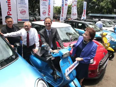 Presdir Panin Bank Herwidayatmo (kemeja putih), Wakil Presdir Panin Bank Roosniati Salihin (baju biru), Managing Director PT Piaggio Marco Nota La Diega (jas abu abu) saat Launching Panin Super Bonanza 2016 di Jakarta, (1/3). (Liputan6.com/Angga Yuniar)