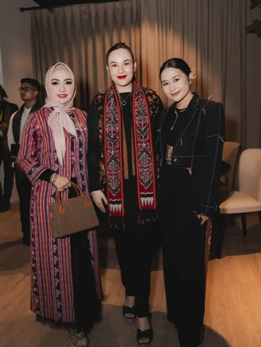 Outer sleeveless batik ditumpuk dengan selendang tenun jadi sentuhan etnik pada tampilan Chelsea [@eddiesadelia]