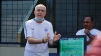 Pelatih PSIS Semarang, Dragan Djukanovic kembali berkumpul dengan para pemainnya dalam sesi latihan di Stadion Citarum, Jumat (19/3/2021). (Dok PSIS Semarang)