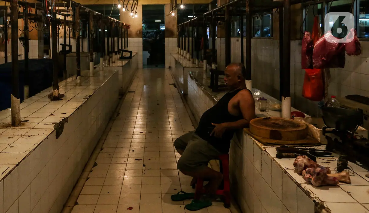 Pedagang tertidur di pasar Kebayoran, Jakarta, Selasa (5/1/2021). Pemerintah mengalokasikan anggaran untuk program pemulihan ekonomi nasional (PEN) 2021 mencapai Rp 403,9 triliun, naik dari rencana sebelumnya sebesar Rp372,3 triliun. (Liputan6.com/Johan Tallo)