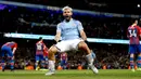 Pemain Manchester City Sergio Aguero melakukan selebrasi usai mencetak gol ke gawang Crystal Palace pada pertandingan Liga Inggris di Etihad Stadium, Manchester, Inggris, Sabtu (18/1/2020). Laga berakhir 2-2. (Martin Rickett / PA via AP)