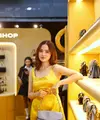 Mini dress berwarna kuning yang dikenakan Syifa menonjolkan siluet feminin dan memberikan sentuhan ceria yang khas musim semi.  [Dok/FIMELA/Adrian Utama P].