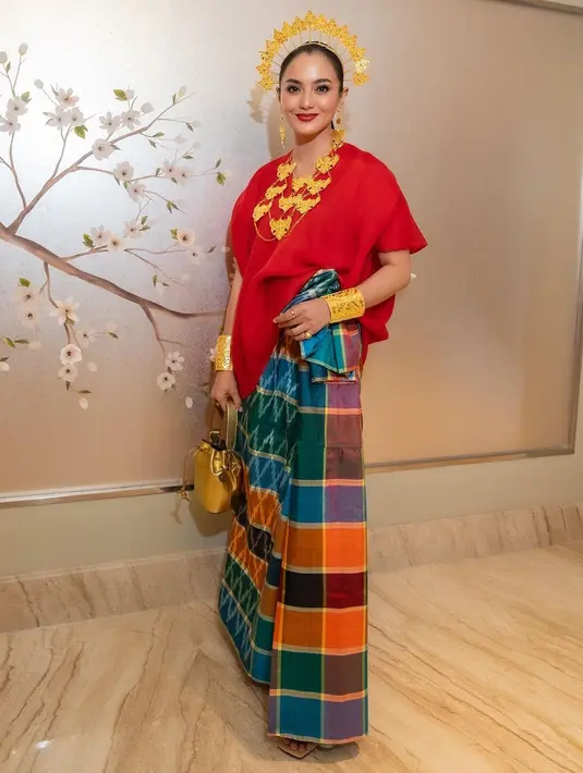 Ririn Ekawati tampil ayu dibalut busana adat Sulawesi Selatan. [Instagram/ririnekawati]