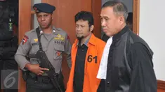 Terdakwa terorisme Tuah Febriwansyah saat akan menjalani sidang di Pengadilan Negeri Jakarta Barat, Selasa (9/2). Ia dijatuhkan pidana 5 tahun penjara dan denda Rp 5 juta subsider 3 bulan kurungan hukuman 5 tahun penjara. (Liputan6.com/Gempur M Surya)