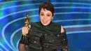 Olivia Colman memberikan pidato kemenangan di atas panggung perhelatan Oscar 2019 di Dolby Theatre, Los Angeles, Minggu (24/2). Olivia Colman meraih piala Oscar 2019 sebagai Aktris Pemeran Utama Terbaik di film The Favourite. (VALERIE MACON / AFP)